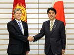 Photograph of Prime Minister Abe shaking hands with the President of the Kyrgyz Republic, Mr. Almazbek Atambaev