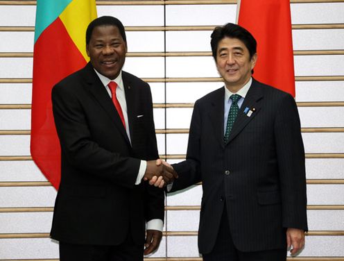Photograph of Prime Minister Abe shaking hands with the President of the Republic of Benin, Dr. Boni Yayi