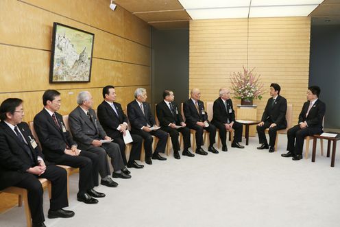Photograph of the Prime Minister meeting the personnel of JA Group, including the Central Union of Agricultural Co-operatives (JA-ZENCHU)