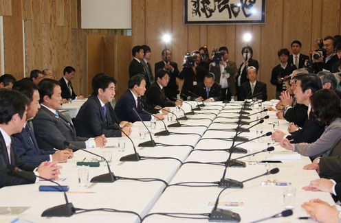 Photograph of the Prime Minister delivering an address at the Liaison Meeting of the Government and Ruling Parties 2