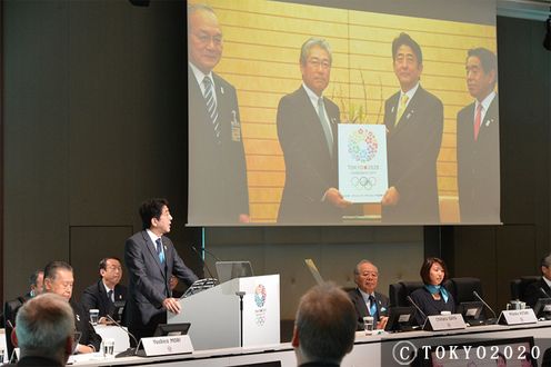 Photograph of the Prime Minister delivering an address at the official reception for the IOC Evaluation Commission