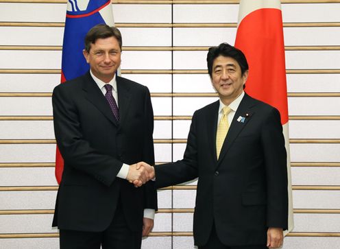 Photograph of Prime Minister Abe shaking hands with the President of the Republic of Slovenia, Mr. Borut Pahor