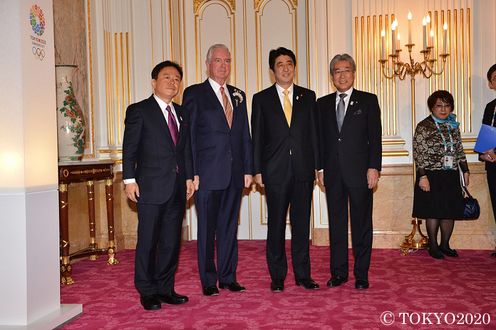 Photograph of Prime Minister Abe, together with Governor Inose and President Takeda of the JOC, welcoming the Chair of the IOC Evaluation Commission, Sir Craig Reedie