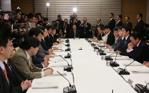 Photograph of the Prime Minister delivering an address at the joint meeting of the Reconstruction Promotion Council and the Nuclear Emergency Response Headquarters 2