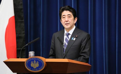 Photograph of the Prime Minister holding a press conference 1