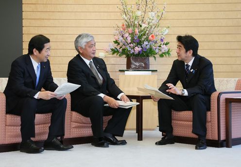 Photograph of the Prime Minister hearing the report from the Ruling Parties' Project Team on Ensuring the Safety of Japanese Nationals Abroad
