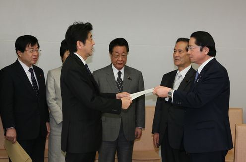 Photograph of the Prime Minister receiving a proposal on the LDP's request on TPP