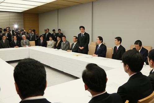 Photograph of the Prime Minister delivering an address after receiving the LDP's request on TPP