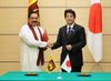 Photograph of Prime Minister Abe shaking hands with the President of the Democratic Republic of Sri Lanka, Mr. Mahinda Rajapaksa