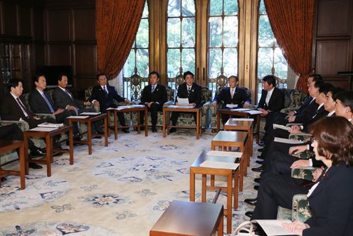 Photograph of the Prime Minister delivering an address at the meeting of the Global Warming Prevention Headquarters 2