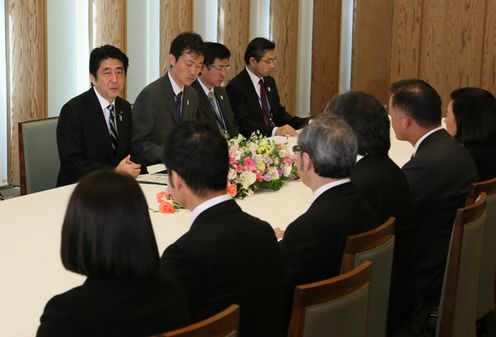 Photograph of the Prime Minister meeting with the Japanese American Leadership Delegation 2