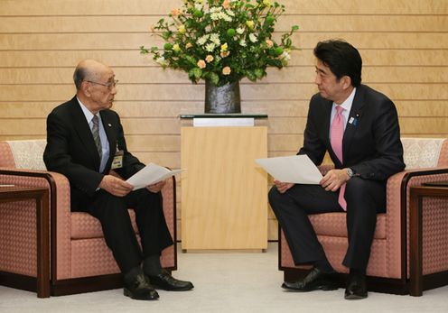 Photograph of Prime Minister Abe receiving a courtesy call from Director of the League of Residents of Chishima and Habomai Islands, Mr. Toshio Koizumi