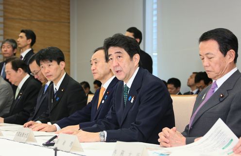 Photograph of the Prime Minister delivering an address at the meeting of the Okinawa Policy Council 1