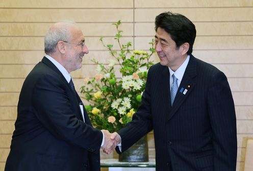 Photograph of Prime Minister Abe receiving a courtesy call from Professor Joseph Eugene Stiglitz of Columbia University 1