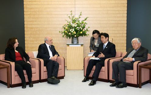 Photograph of Prime Minister Abe receiving a courtesy call from Professor Joseph Eugene Stiglitz of Columbia University 3