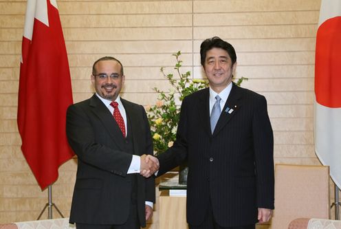 Photograph of Prime Minister Abe holding talks with His Royal Highness Prince Salman Bin Hamad Al Khalifa, Crown Prince of the Kingdom of Bahrain 1