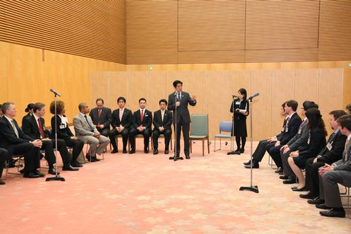 Photograph of the Prime Minister receiving a courtesy call from graduate school students of Harvard University 2