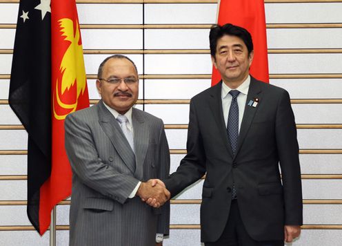 Photograph of Prime Minister Abe shaking hands with the Prime Minister of the Independent State of Papua New Guinea, Mr. Peter O'Neill