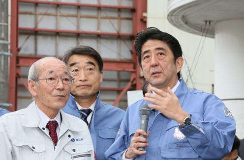 Photograph of the Prime Minister visiting Namie Town