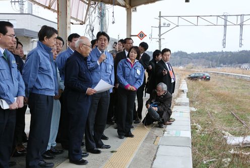 Photograph of the Prime Minister visiting Tomioka Town