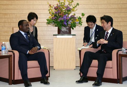 Photograph of Prime Minister Abe receiving a courtesy call from the President of the National Assembly of the Republic of Cote d'Ivoire, Mr. Guillaume Soro