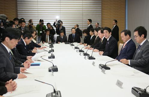 Photograph of the Prime Minister delivering an address at the meeting of the Ministerial Council on the Promotion of Japan as a Tourism-Oriented Country 2