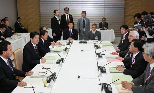 Photograph of the Prime Minister delivering an address at the meeting of the Council on Economic and Fiscal Policy 2