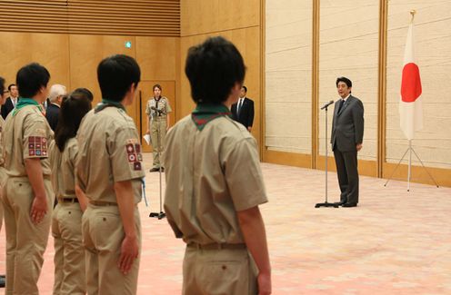 Photograph of the Prime Minister giving words of encouragement to the representatives of the Boy Scouts who received the 