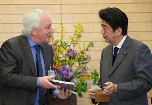 Photograph of the Prime Minister receiving a courtesy call from the Head of the Linear Collider Collaboration 1