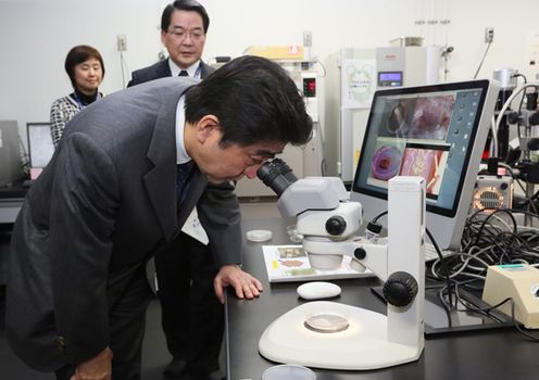 Photograph of the Prime Minister observing the Institute of Advanced Biomedical Engineering and Science 2