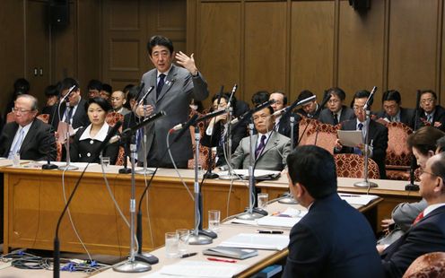 Photograph of the Prime Minister answering questions at the meeting of the House of Councillors Committee on Financial Affairs 2