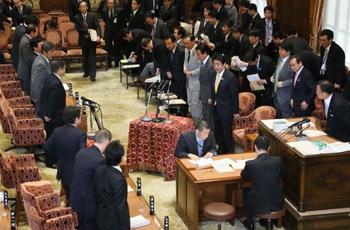 Photograph of the Prime Minister bowing after the approval of the provisional FY2013 budget at the meeting of the Budget Committee of the House of Representatives