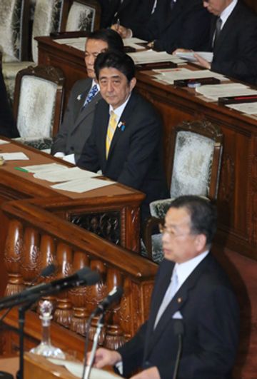 Photograph of the Prime Minister listening to the report from Chairman Yamamoto of the Budget Committee at the plenary session of the House of Representatives