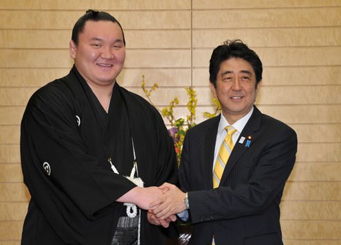 Photograph of Prime Minister Abe shaking hands with Yokozuna Hakuho