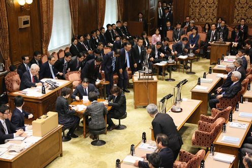 Photograph of the Prime Minister bowing after the approval of the provisional FY2013 budget at the meeting of the Budget Committee of the House of Councillors