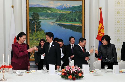 Photograph of Prime Minister Abe attending the welcome banquet hosted by Prime Minister Altankhuyag 2
