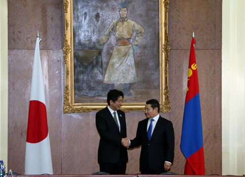 Photograph of Prime Minister Abe shaking hands with the Prime Minister of Mongolia, Mr. Norov Altankhuyag