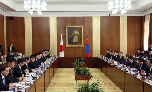 Photograph of Prime Minister Abe holding talks with Prime Minister Altankhuyag