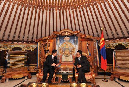 Photograph of Prime Minister Abe holding talks with President Elbegdorj