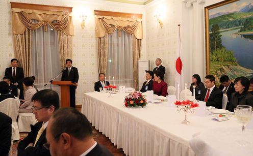 Photograph of Prime Minister Abe attending the welcome banquet hosted by Prime Minister Altankhuyag 1