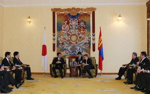 Photograph of Prime Minister Abe holding talks with Chairman Enkhbold