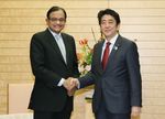 Photograph of Prime Minister Abe shaking hands with the Minister of Finance of India, Mr. P. Chidambaram