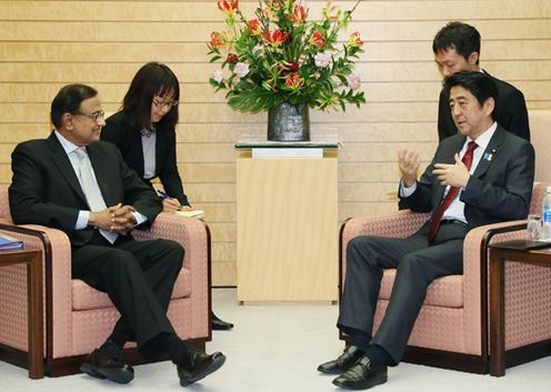 Photograph of Prime Minister Abe receiving a courtesy call from the Minister of Finance of India, Mr. P. Chidambaram