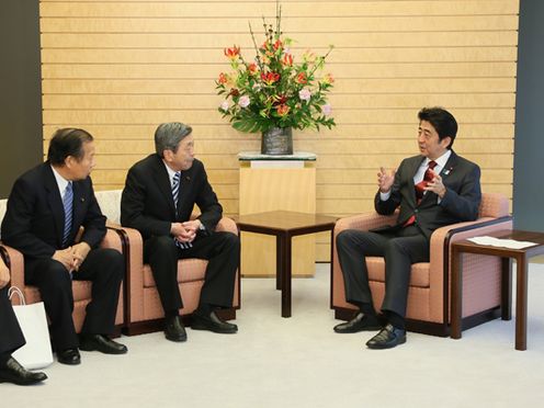 Photograph of the Prime Minister receiving a courtesy call from the Japan-Mongolia Parliamentarian Friendship League 1