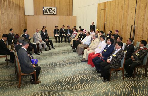 Photograph of Prime Minister Abe receiving a courtesy call from Special Envoy of the Government of Japan for National Reconciliation in Myanmar Yohei Sasakawa and a delegation of minority groups from Myanmar 2