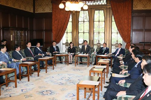Photograph of the Prime Minister delivering an address at the meeting of the Headquarters for the Promotion of Administrative Reform 2