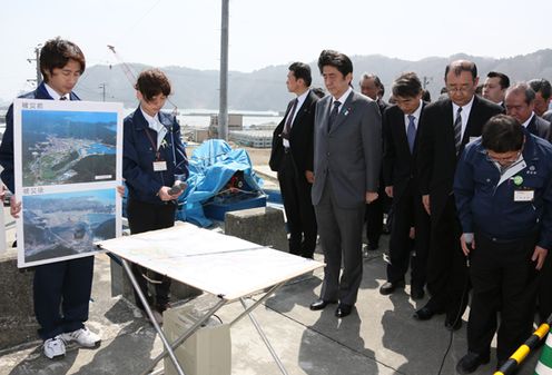 Photograph of the Prime Minister offering a silent prayer at the coastal levee in Taro District