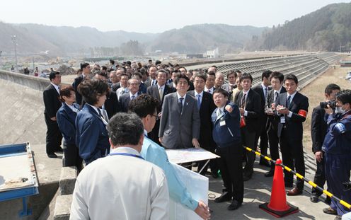 Photograph of the Prime Minister observing a district expected to be included in a group relocation program for disaster mitigation and a land readjustment program, among other programs