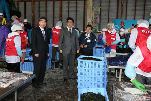Photograph of the Prime Minister visiting a fishery processing plant