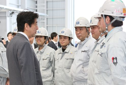 Photograph of the Prime Minister visiting a shipbuilding company 1
